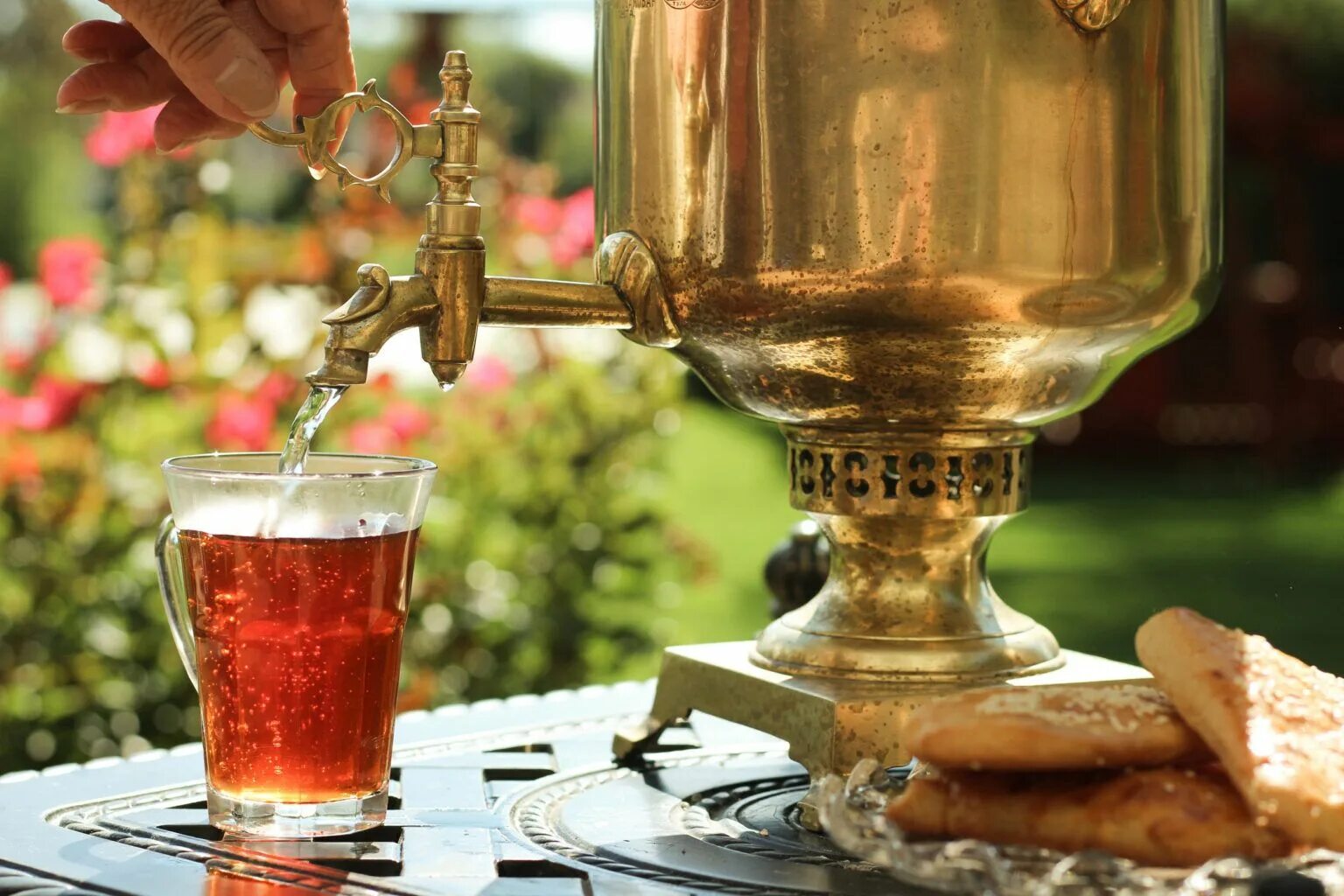 Азербайджан чай армуды самовар. Чайхана самовар. Чай с самовара и армуды. Самовар cay. В жару пьют горячий чай