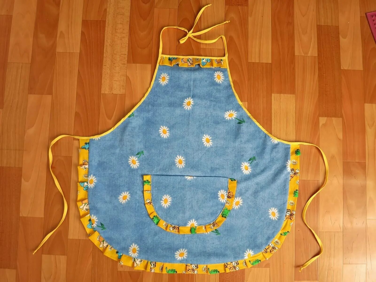 Красивые фартуки. Красивые и удобные фартуки. Лоскутный фартук. Фартук пэчворк для кухни. Фото сшитого фартука.