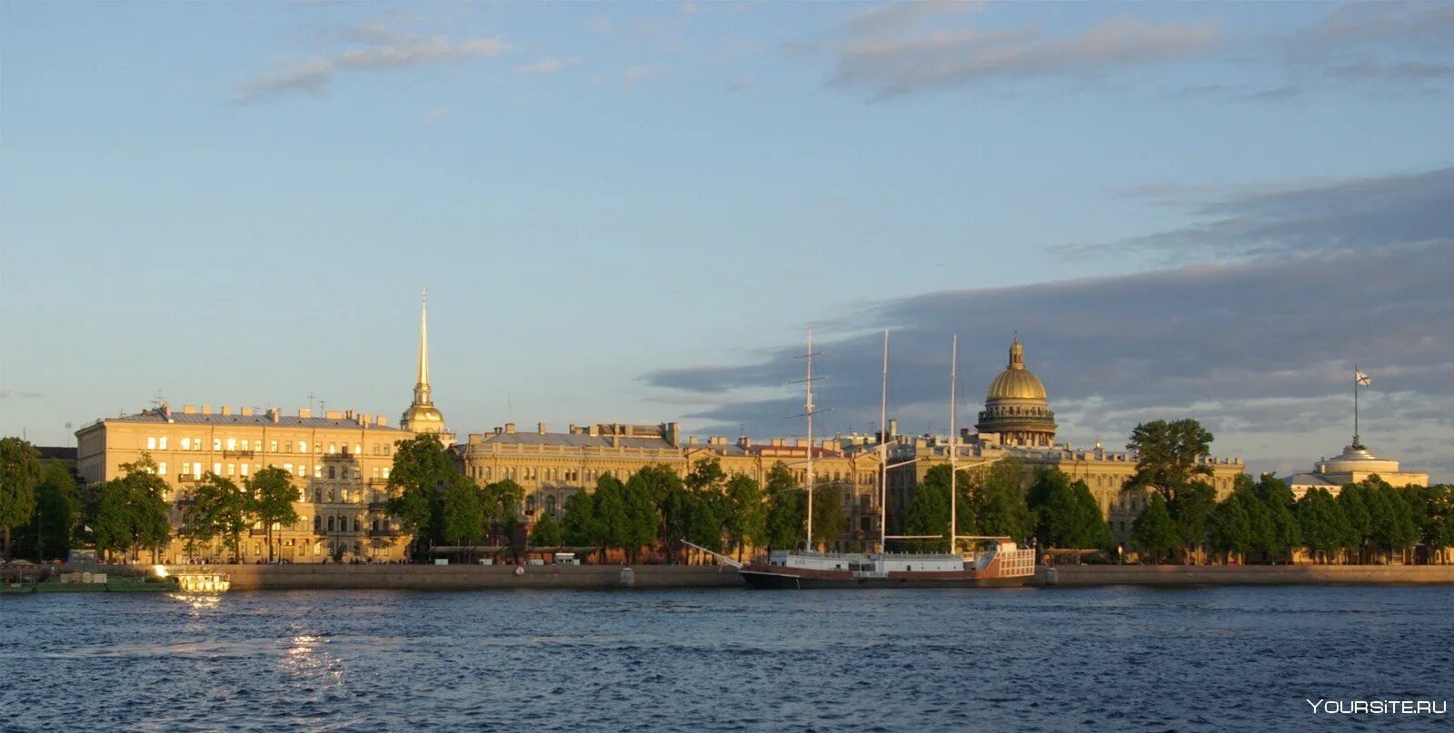 Адмиралтейская набережная Санкт-Петербург с Невы. Дворцовая набережная Адмиралтейство.