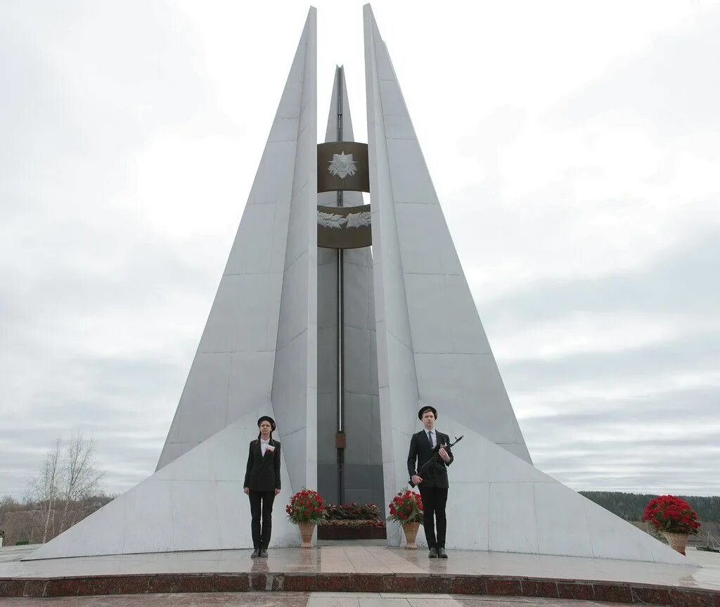 Ухта лесные пожары 2022. Ухта видео города. Ухта достопримечательности города. Комсомольская площадь ухта зимой. Команда новый день вуктыл.