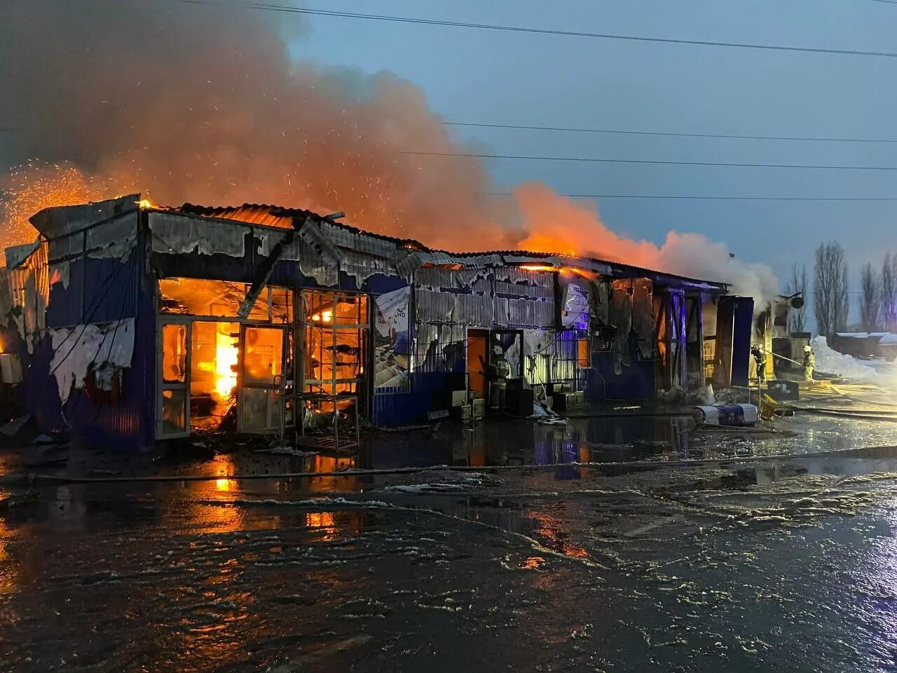 Какое чп произошло сегодня. Пожар в доме. Пожар в городе. Горящее здание. Отдельный пожар.