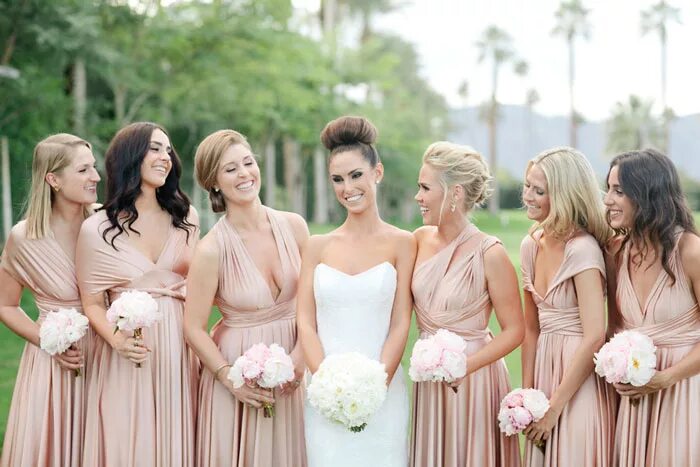платья подружек невесты пастельных тонов. прическа для дружки на свадьбу. подружки невесты 2023. платье подруги невесты 2022. платье для дружки на свадьбу.