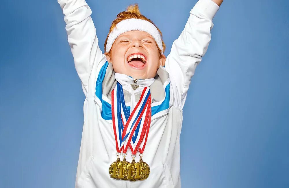 Дети спортсмены. Ребенок победитель. Счастливые дети спортсмены. Спортивная победа дети.