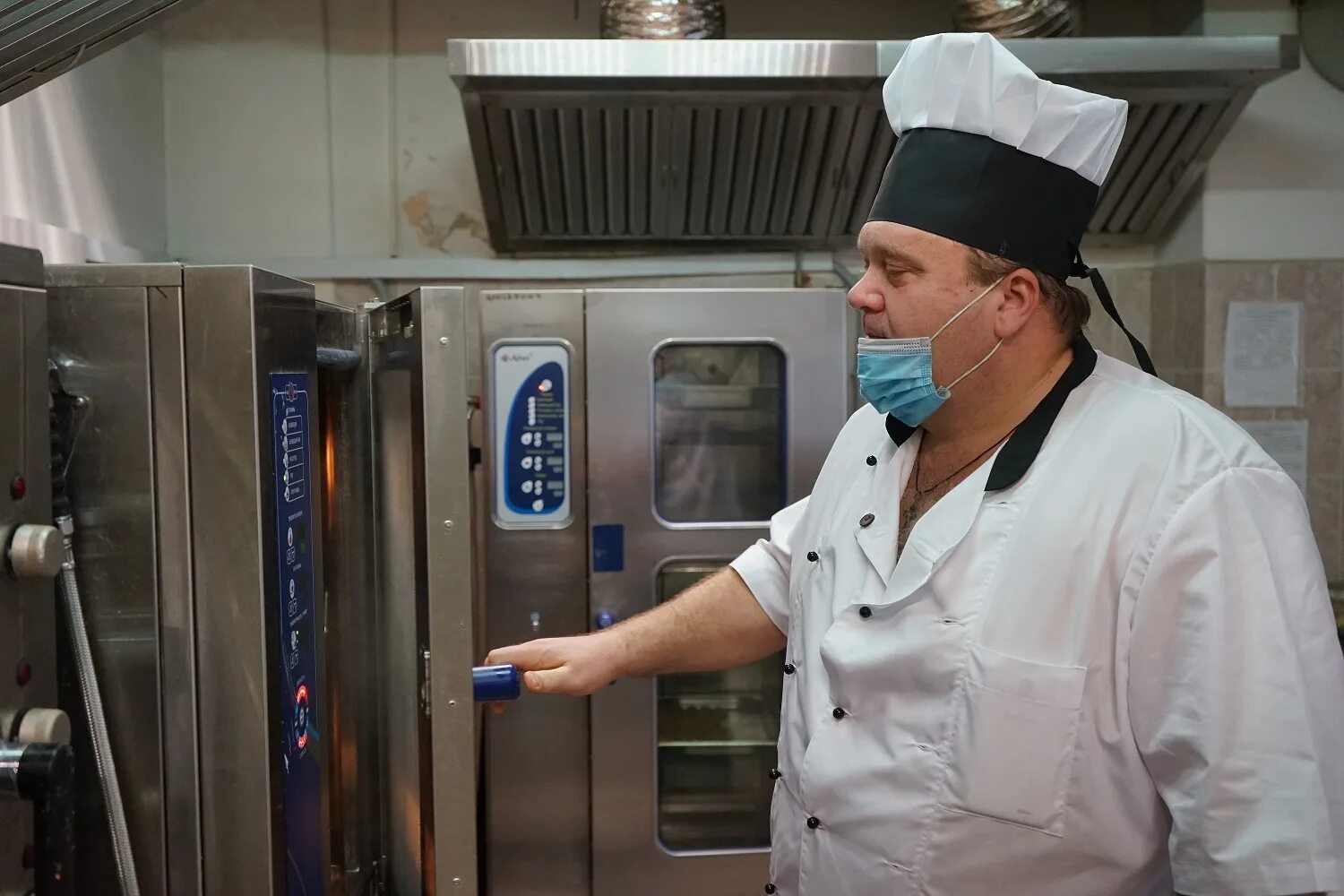 заведующая производством столовой. повар в лагере. женщина повар в столовой. заведующий производством в столовую. советская школьная столовая.