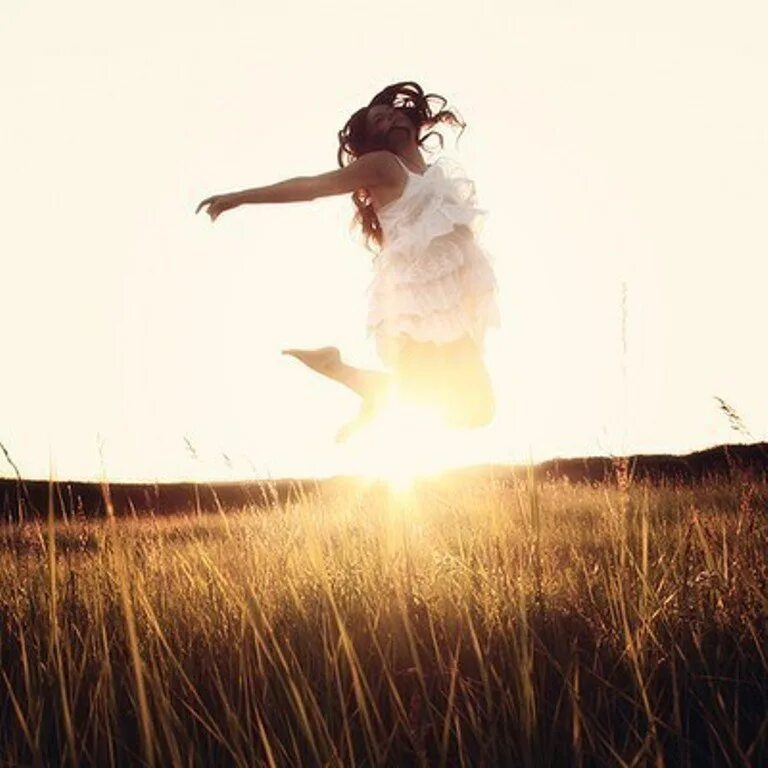 Бежит и бежит дорога бежит навстречу солнцу. Девушка счастье. Счастливая девушка. Счастливая девушка бежит. Девушка танцует в поле.