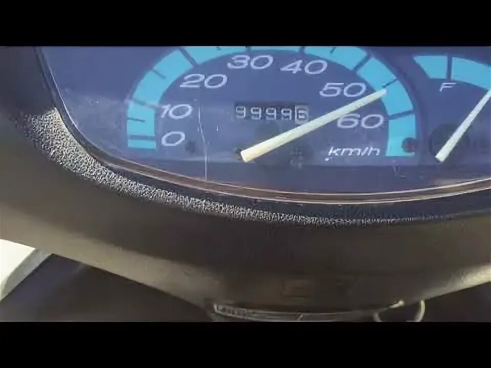 Скутер мотоцикл. Viper storm 80 панель. Dio 35zx спидометр 100. 100 км на скутере. Человек на скутере.