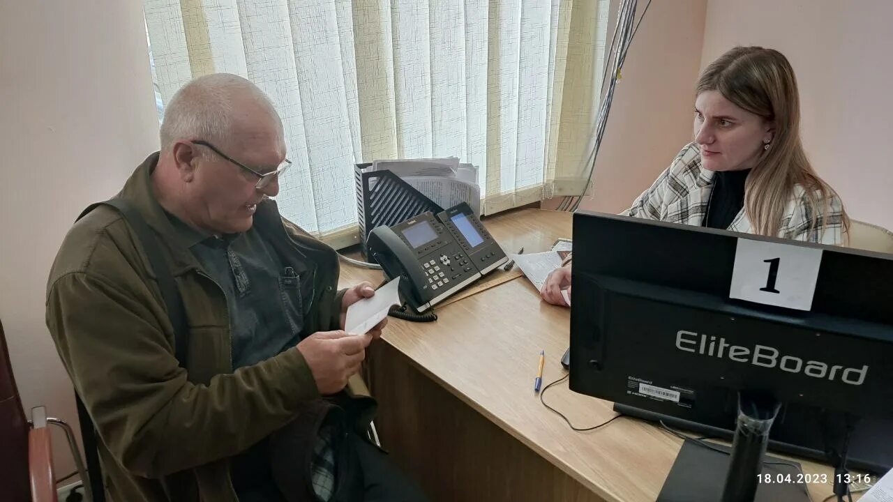 Мфц лнр очередь. Иностранный гражданин в мфц. мфц луганск григорий цегенко. гу лнр мфц г кременная. мфц луганск.