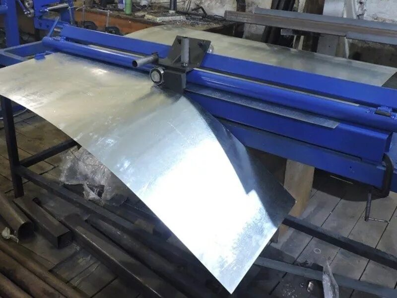 станок для жестянки. гибочный станок чпу для металлокассет. жестяное оборудование. оборудование для производства металлокассет фасадных. вм 600 станок.