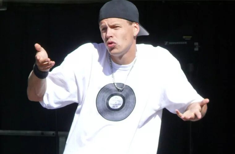 Глухонемой рэпер. Распальцовки рэперов. Сайнмарк рэпер глухой. Сайнмарк рэпер глухой. Signmark pevec.