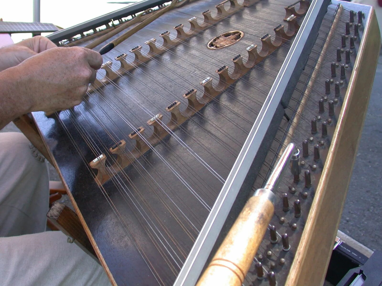 Струнный ударный. Hammered dulcimer музыкальный инструмент. аппалачские цимбалы. струнный ксилофон. цимбалы музыкальный инструмент.