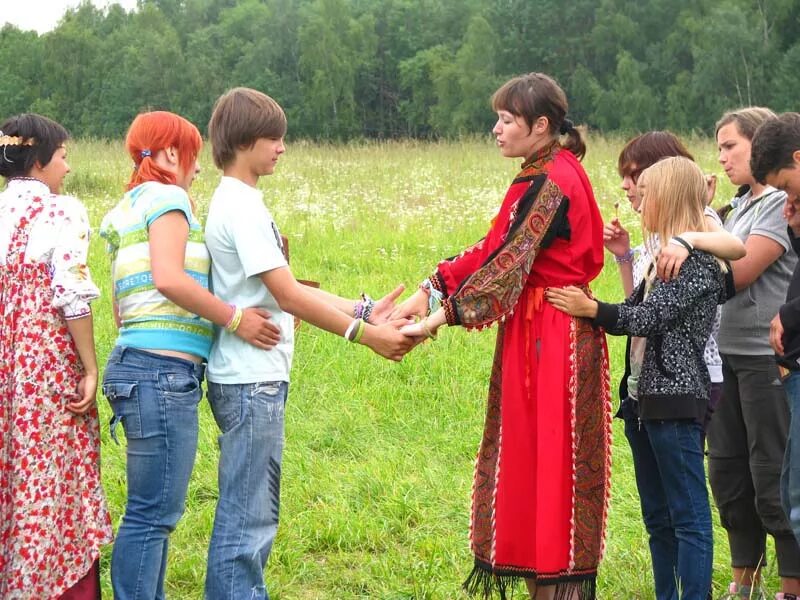 Иной культурной группе. Общение народов в России. Общение разных народов. Встреча разных культур. Встреча разных народов.