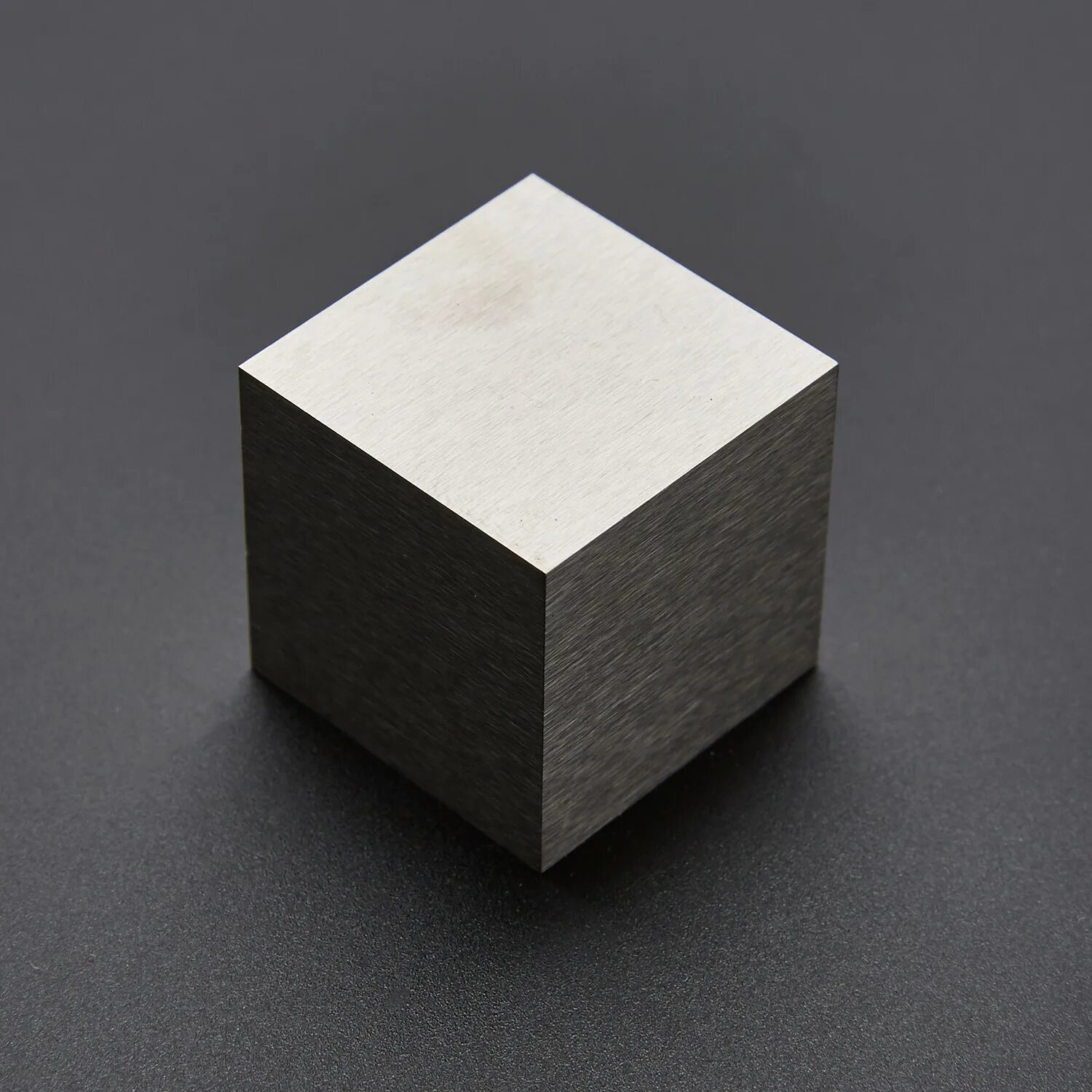 Металлический куб купить. Кубик вольфрама 1см. Металлический куб 1х1х1. Кубик из металла. Полированный металлический куб.