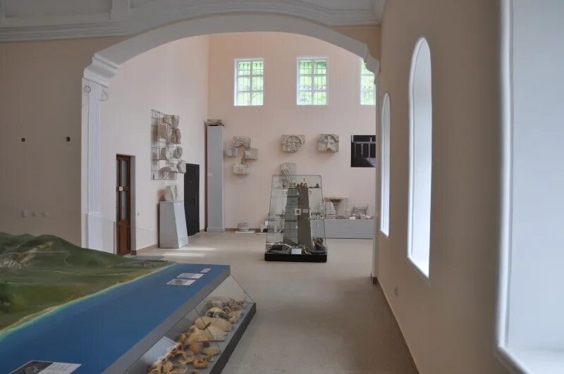 Выставочный зал абхазия сухум. Царь леон абхазия. Сухум центральный выставочный зал. Выставочный зал союза художников ереван. Сухум центральный выставочный зал.