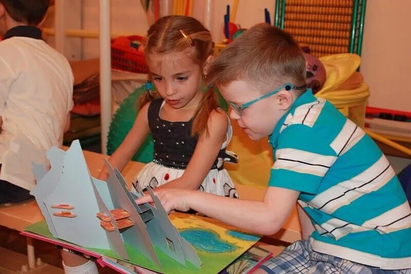 Очки для детей для зрения. Воображение с нарушением зрения. Очки для детей. Дети с нарушением зрения. Очки для детей с астигматизмом.