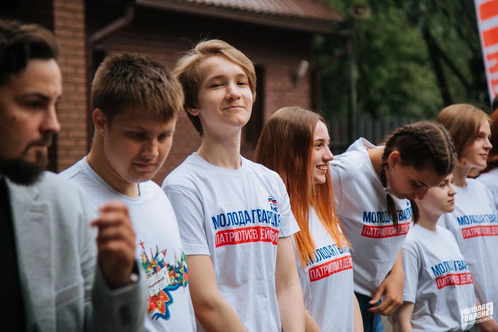 Подростки волонтеры. Волонтеры молодежь. Молодежные волонтерские организации. Добровольчество и волонтерство. Российские волонтерские организации