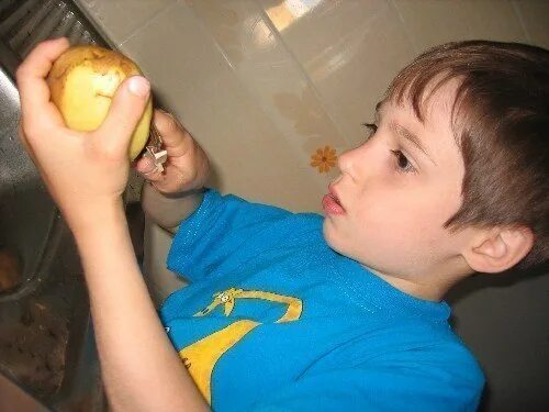 Мама чистит картошку. Каша чистит картошку. Чистка картошки. Мальчик чистит картошку. Семья жуковых многодетная.