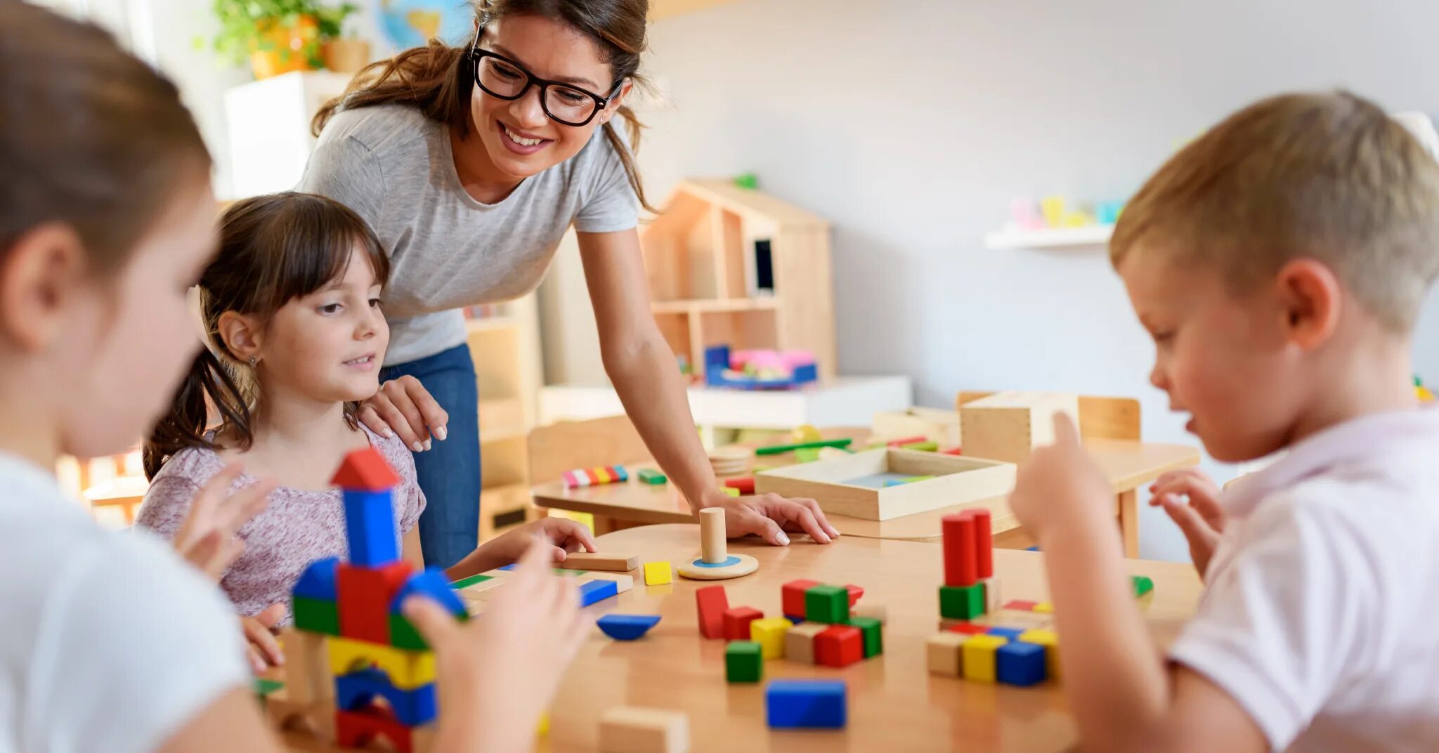 Современные игры для детей. Занятия для дошкольников. Играющие дети в школе 4 лет. Дети в саду. Play and learning school.