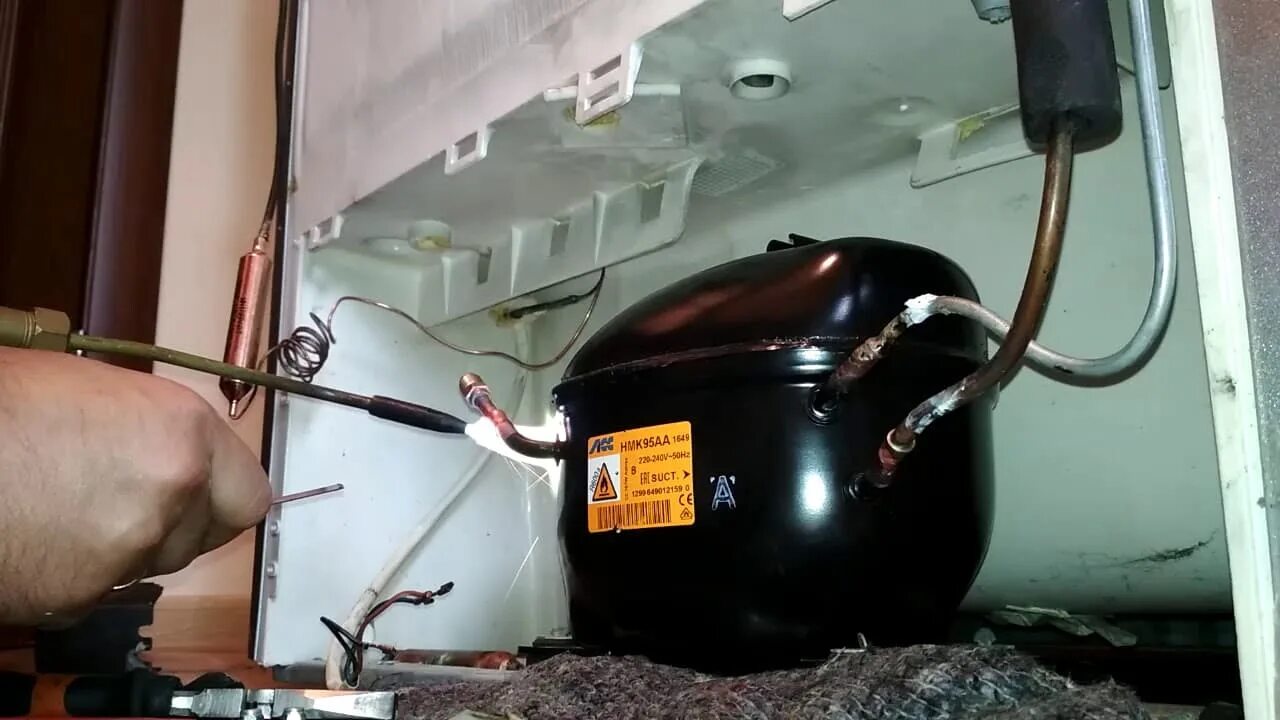 Датчик морозильной камеры hotpoint ariston. Холодильник норд двухкомпрессорный. Замыкание холодильника. Пожар собвея нижний тагил. Кухне горел холодильник.