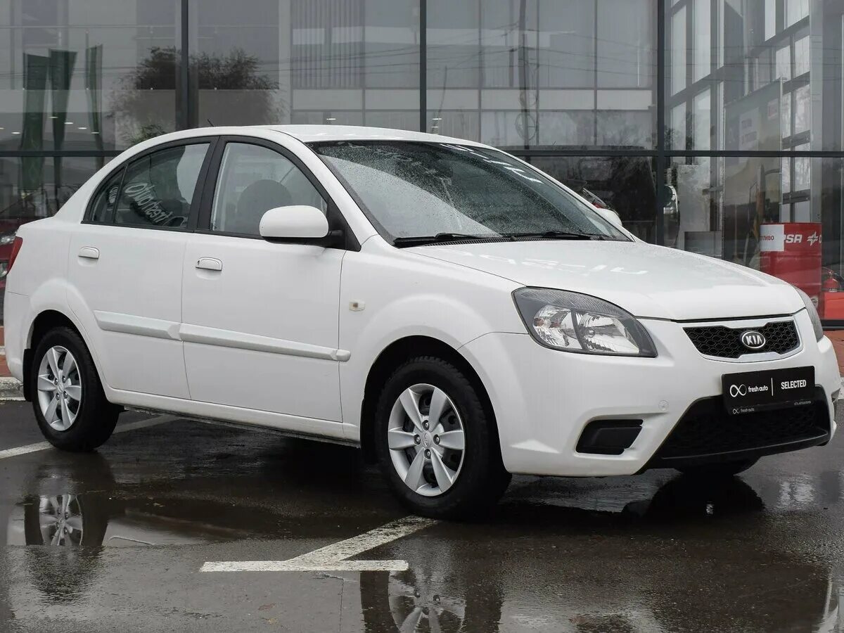 Киа второго поколения. Kia Rio 2. Kia Rio White 2011. Киа Рио 2 2011 седан. Киа Рио 2 белая седан.