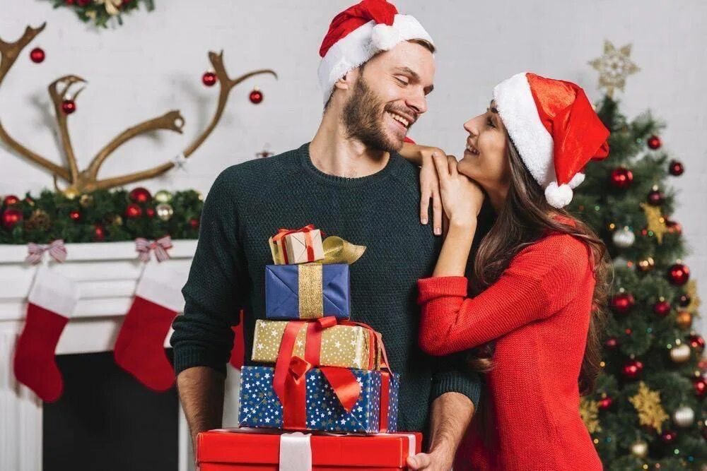 Парень дарит девушке подарок. Девушка в шапке и с подарком. Подарок жене на нг 2024. Какие подарки можно подарить на новый год. Подарок жене на нг 2024.