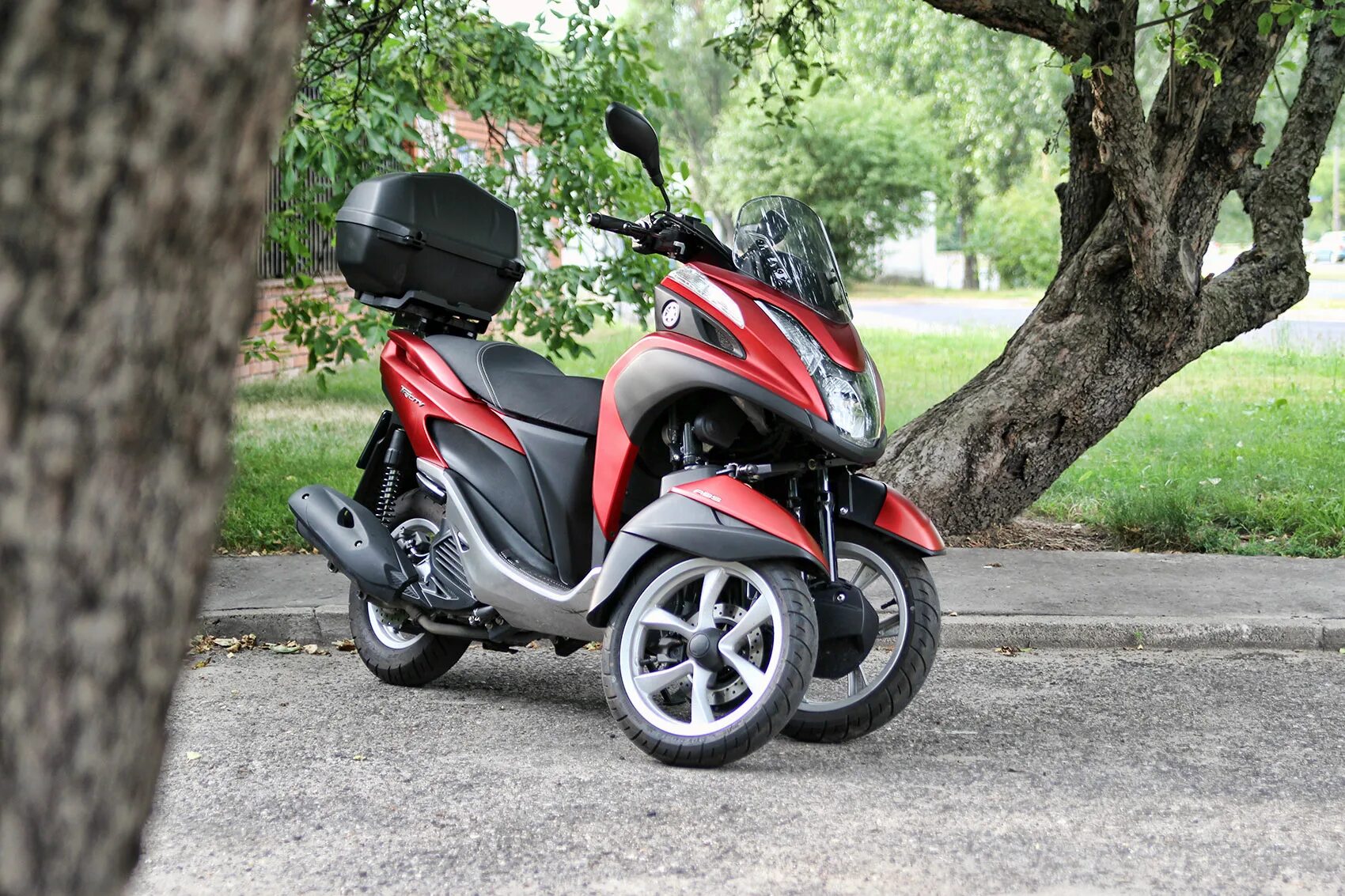 Новые японские скутеры. Yamaha Tricity 125. Yamaha Tricity трицикл. Yamaha Tricity трёхколёсный. Yamaha скутер 125 трицикл.