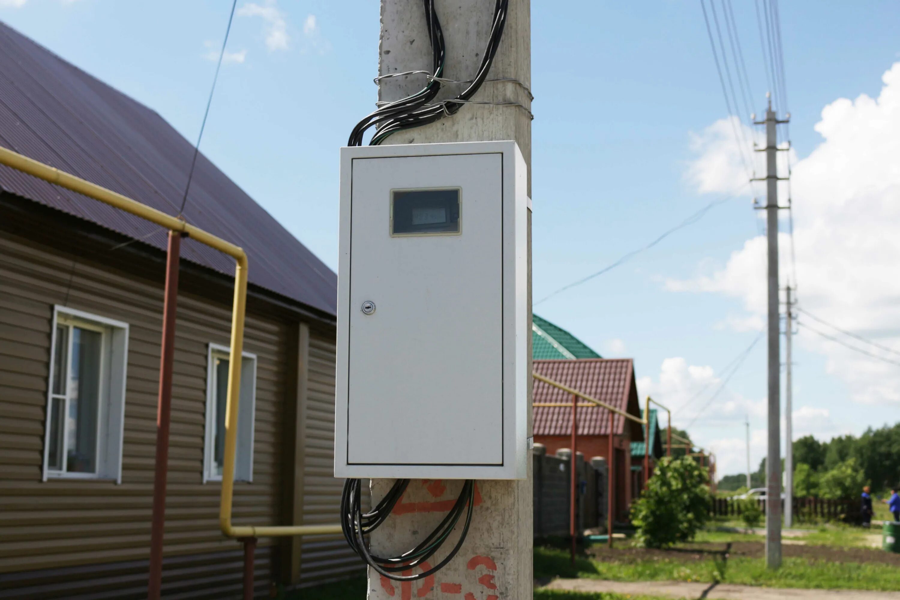 4 счетчик электроэнергии на опоре. Меркурий 208 на опоре. Электрический счётчик на столбе. Сплит счетчики электроэнергии 6-10кв. Прибор учёта электроэнергии на столбах с208.