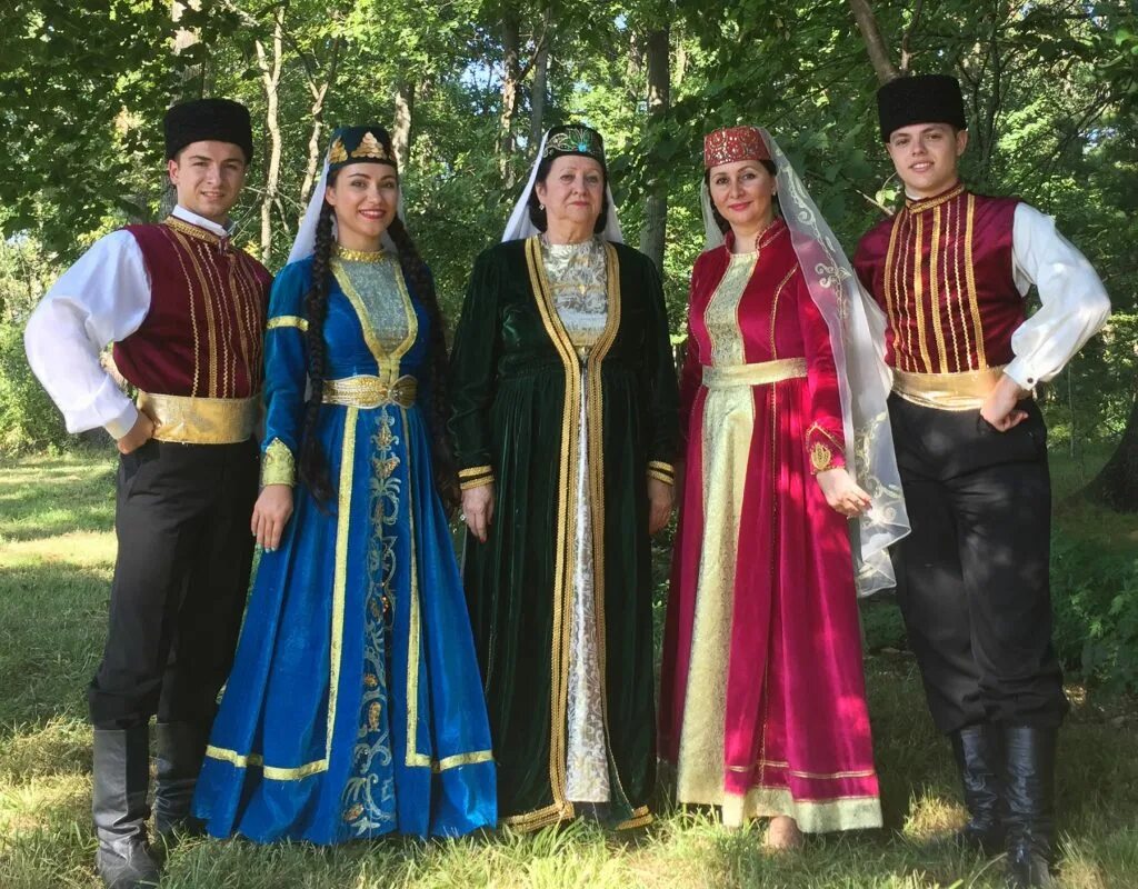 Татары народ костюм. Национальный национальный костюм татаров. национальные наряды татаров. традиционный костюм татаров. национальный костюм крымских татар.