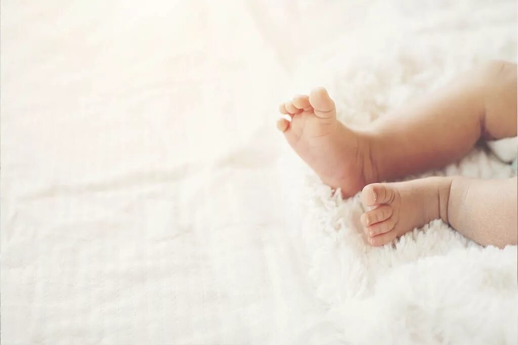 Ножки малыша. Ножки новорожденного ребенка. Пяточки новорожденного. Ступни младенца.
