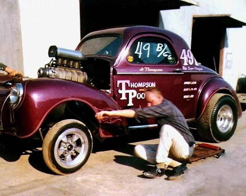 Машина томпсона. '41 Willys Gasser Рождественский. Willys 1941 hotrod Coupe. '41 Willys Gasser новогодний. Машина в Thompson.