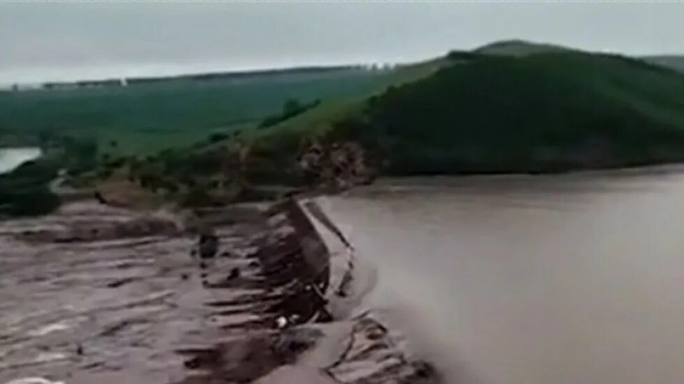 Между двумя плотинами 4 букв