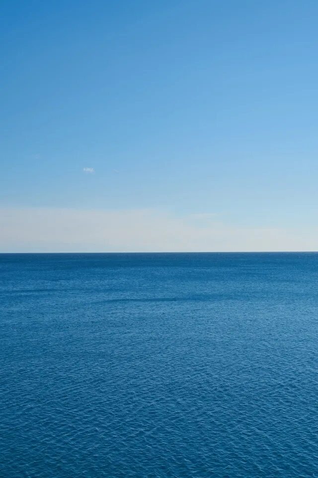 The sea is blue. The sea is blue. Серо голубое море. The sea is blue. Чистый морской воздух.