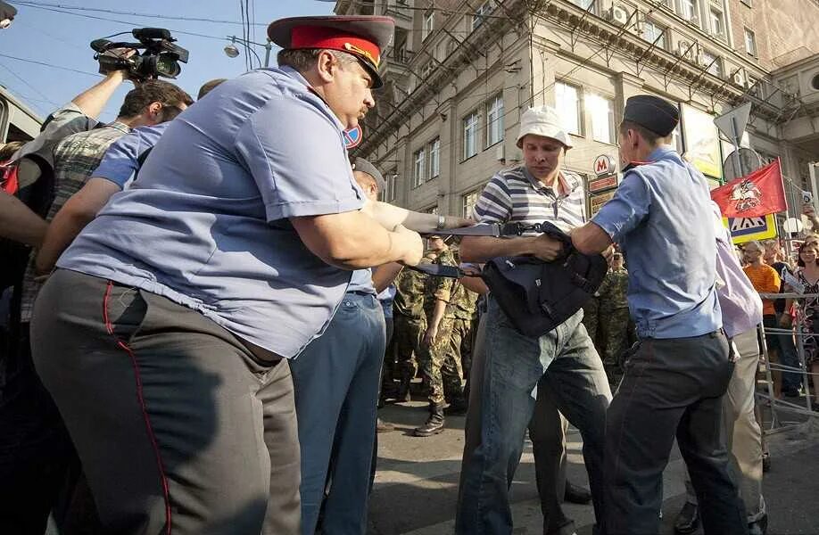 Толстый полицейский. Полиция жирные. Толстая милиция. Пришел участковый домой