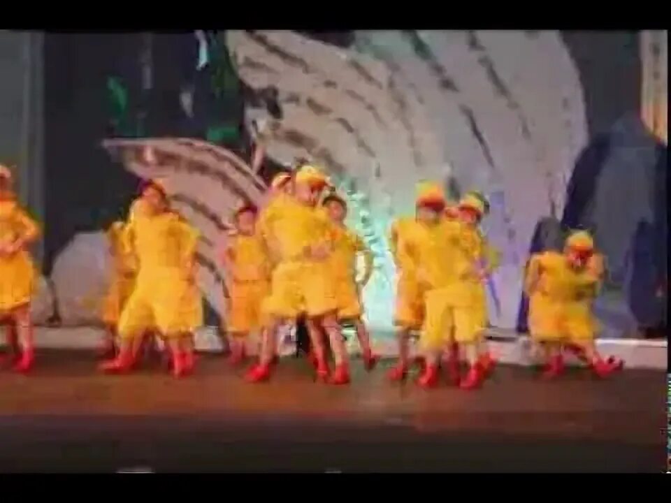 Танец утят ремикс. Танец маленьких утят. Chicken dance remix. Танец маленьких утят дети. Цыпленок пио.
