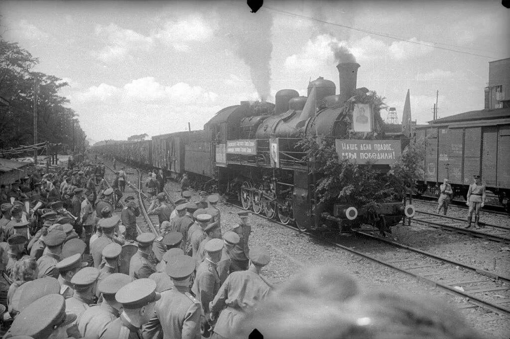 Вокзал победы. Встреча на вокзале победителей белорусском 1945. Поезд победы 1945. Поезд победы. Поезд победы 1945 белорусский вокзал.
