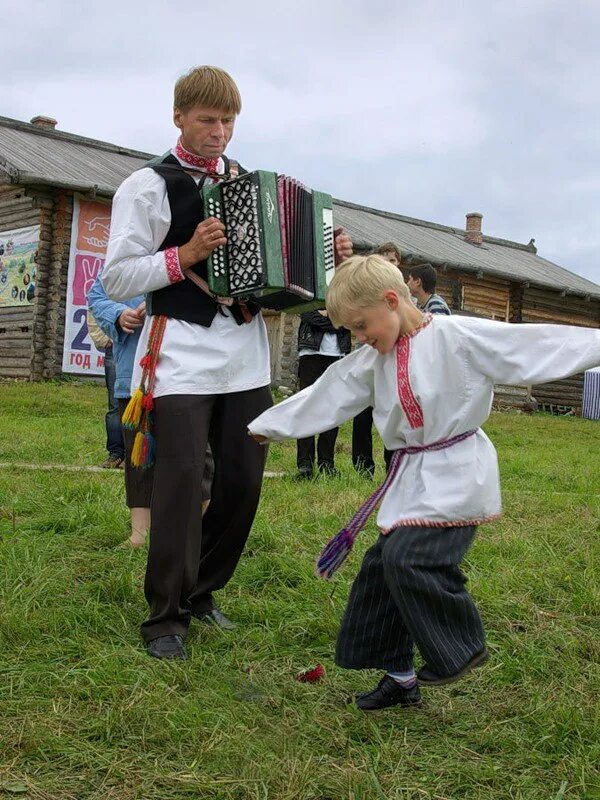 Пляски под гармонь. Частушка в народном стиле. Одежда для частушек. Деревенские пляски.