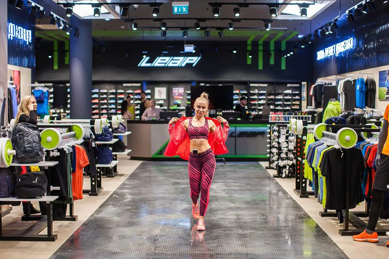 Интернет магазин спортивного питания самара. Работают спортивные магазины. Спортивные товары. Спортмастер (сеть магазинов). Магазин спортивных товаров.