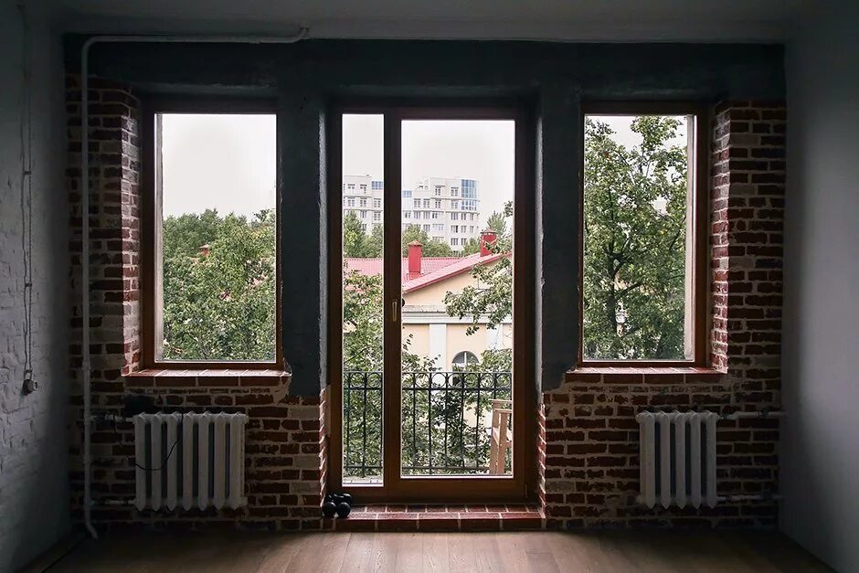 Балконная дверь с форточкой. Эркерные окна в сталинке. Арочные окна пластиковые. Окна с форточкой узкие. Окно пластиковое сталинка.