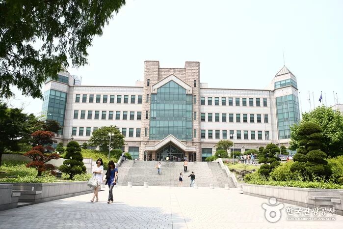 Yonsei факультеты. Сеульский национальный университет. Корейский университет в Сеуле. Сеульский национальный университет студенты. Кангвон университет Кореи.