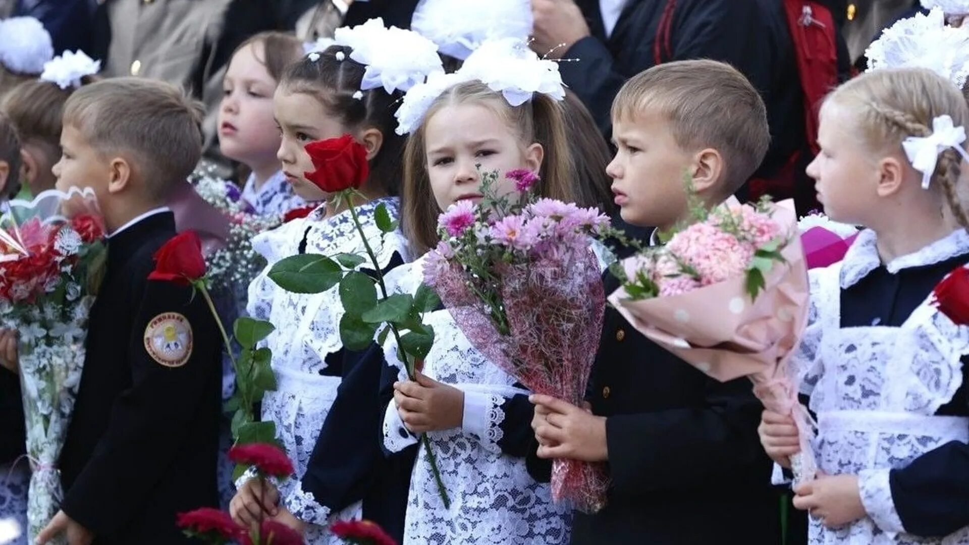 Первое сентября. 1 сентября линейка в школе. Празднование 1 сентября. Букет первоклассника. С днем знаний картинки.