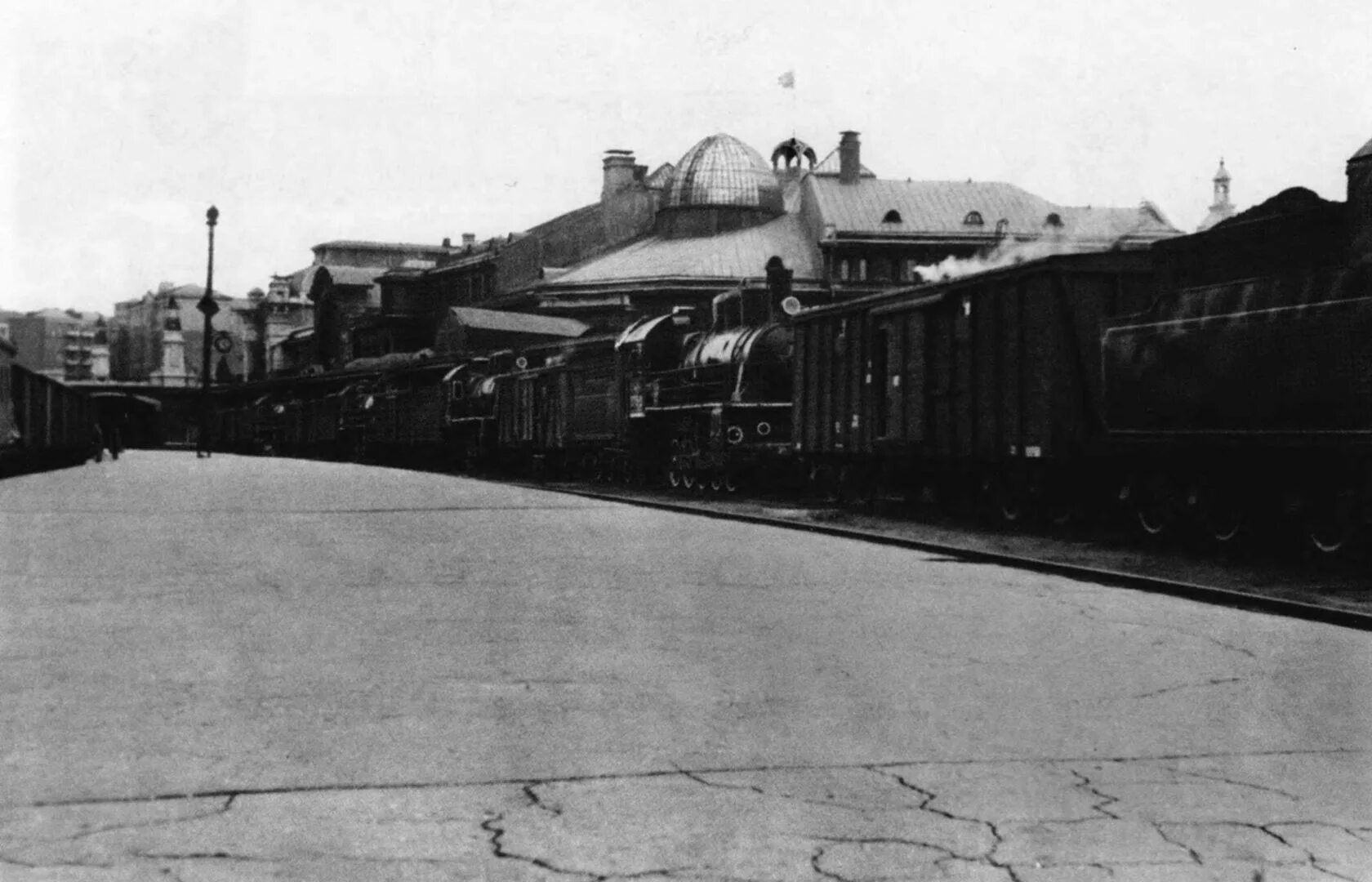 Поезд в годы великой отечественной войны. Вокзал 1941-1945. Московский вокзал 1942 года. Белорусский вокзал 1942. ЖД вокзал 1941.