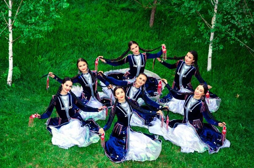 Семь девушек башкирская танец. Башкирский национальный танцевальный ансамбль гаскарова. танцы башкир. ансамбль танца на природе. танец семь девушек.