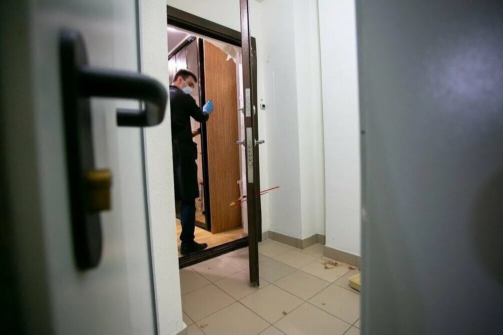Обыск без санкции. Владимир таушанков екатеринбург. обыск в квартире. дверь в квартиру убитые. квартира полиция.
