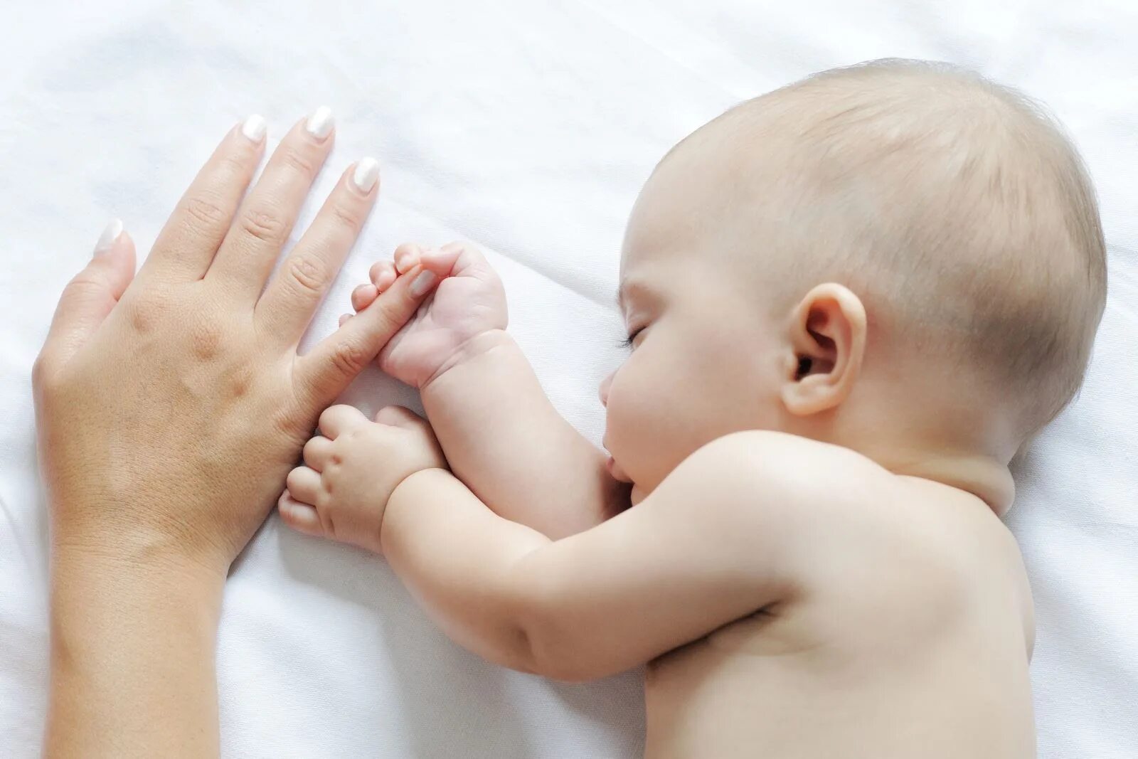 Держать во сне младенца на руках мальчика. Ручки ребенка. Младенец на руках. Новорожденный на руках. Ручки новорожденного ребенка.