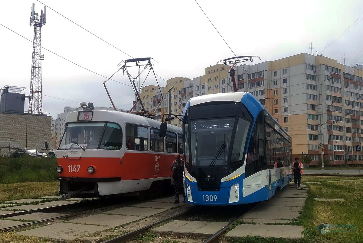 Транспорт ульяновск трамваи. Ульяновск трамвай. Таганрогский трамвай. Трамвай Львенок. Трамвай фото.