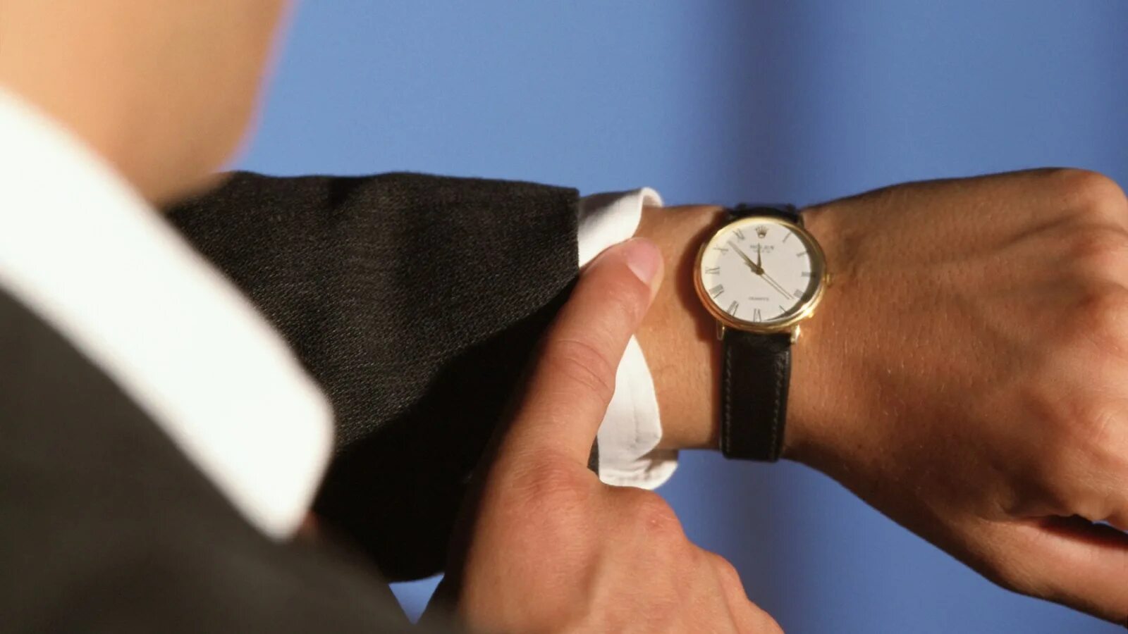 Часы на руке. Показывает на наручные часы. Рука с часами. Мужчина с часами.