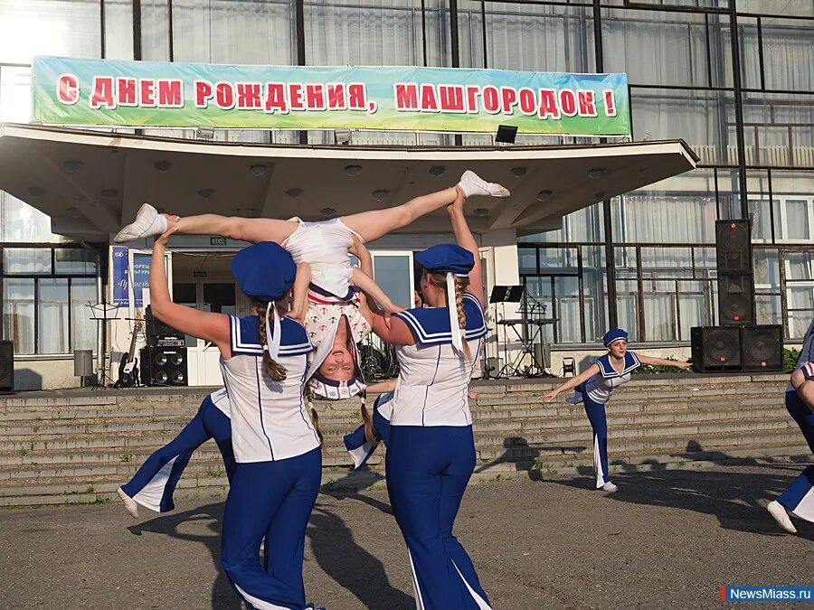 Крылья миасс машгородок. Йога миасс машгородок. Миасс. Миасс дворец прометей. Миасс машгородок фото.