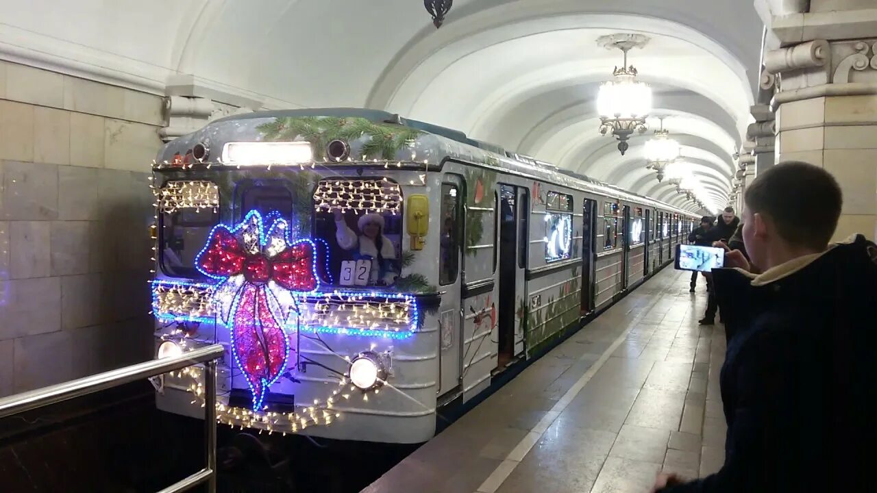 Поезд метро кольцевой. Метро еж3 Арбатско Покровская линия. Новогодний поезд 2020 еж3. Поезд метро еж3 новогодний. Еж-3 вагон метро.