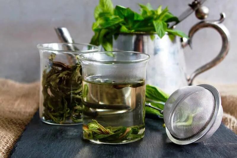 Растения для заварки. Растения для заварки чая. Травяной чай домашний. Чай на травах. Стакан для заварки чая.