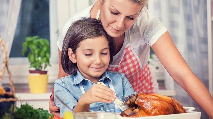My mother cooked the dinner. Mother and daughter cooking. cook with mum on holiday. мать дитя за столом картинки. he said mother cooking dinner 5 класс reported.