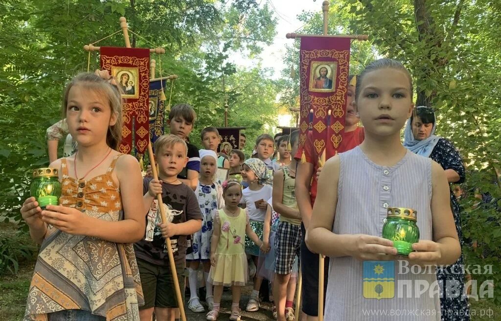 Церковь белая троица тверь. С праздником троицы. Крестный ход 2023. Праздник троица с людьми. Праздник троицы празднование.